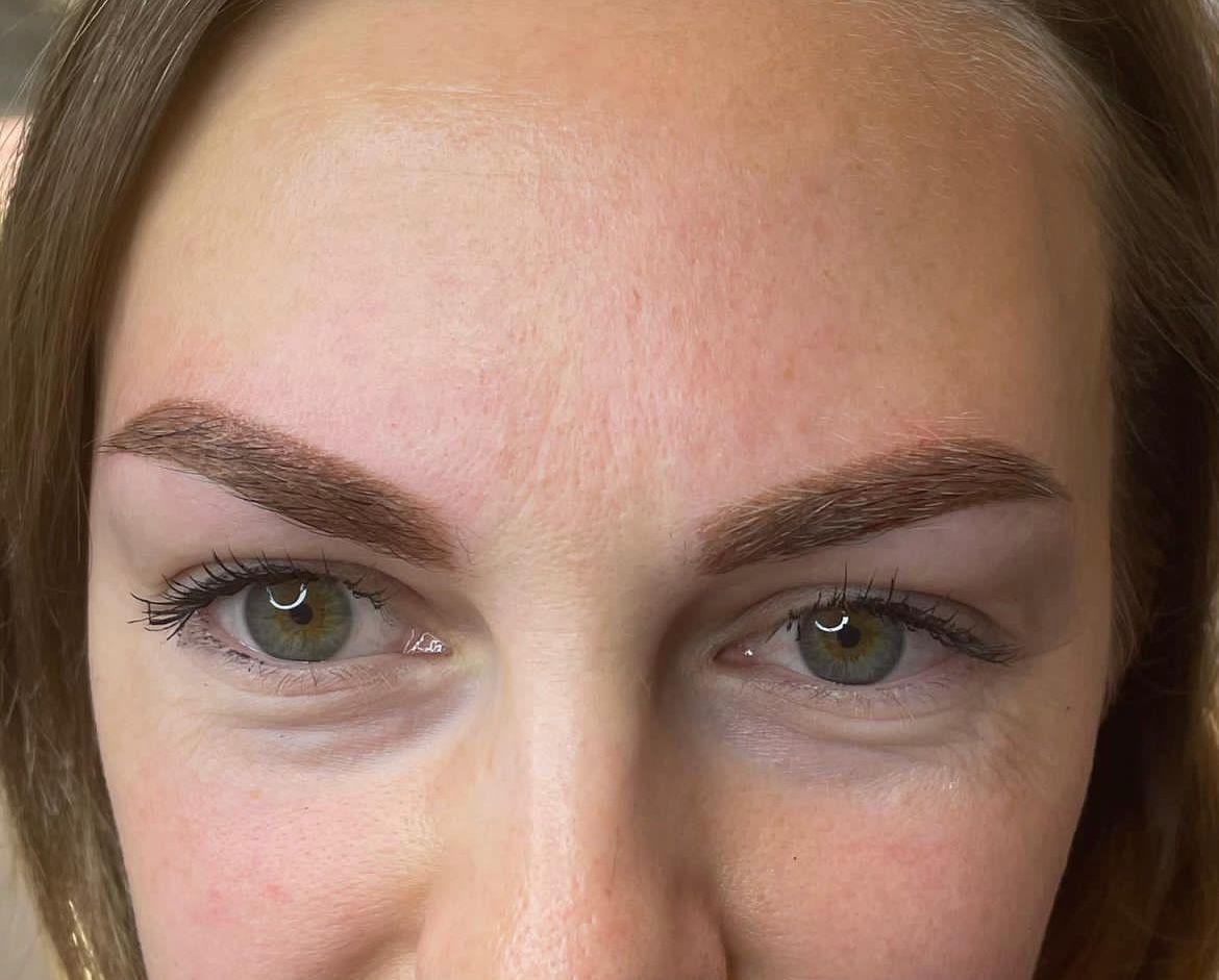 Cejas pelo a pelo — acabado natural